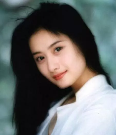 15歲被瓊瑤看中,一夜成名!隱藏7年的老公身份大曝光,難怪網友說她高攀了!