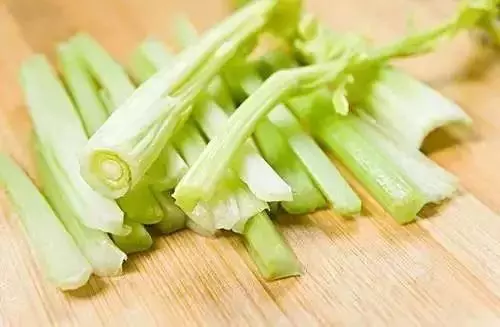 經常胃脹、反酸?這些食物絕對不要再吃了!