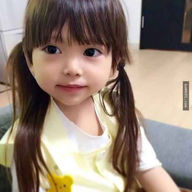 這位比大人還時尚的激萌小蘿莉讓大家都想抱緊處理,但見到「她的超正媽媽」後才認真覺得爸爸有夠幸運!