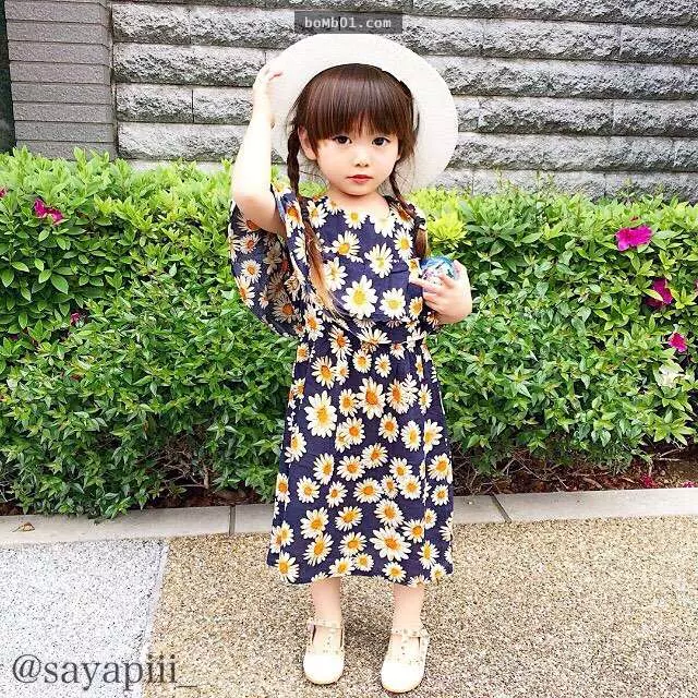 這位比大人還時尚的激萌小蘿莉讓大家都想抱緊處理,但見到「她的超正媽媽」後才認真覺得爸爸有夠幸運!