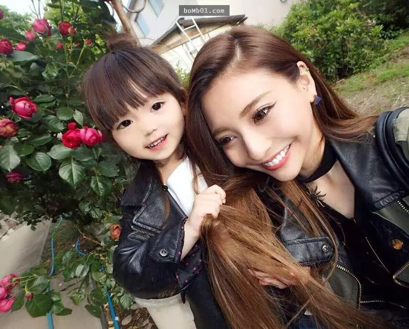 這位比大人還時尚的激萌小蘿莉讓大家都想抱緊處理,但見到「她的超正媽媽」後才認真覺得爸爸有夠幸運!