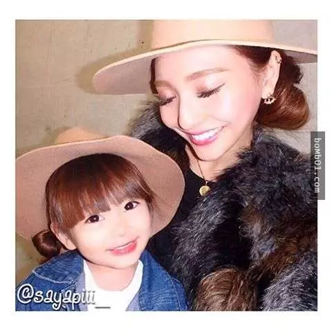 這位比大人還時尚的激萌小蘿莉讓大家都想抱緊處理,但見到「她的超正媽媽」後才認真覺得爸爸有夠幸運!