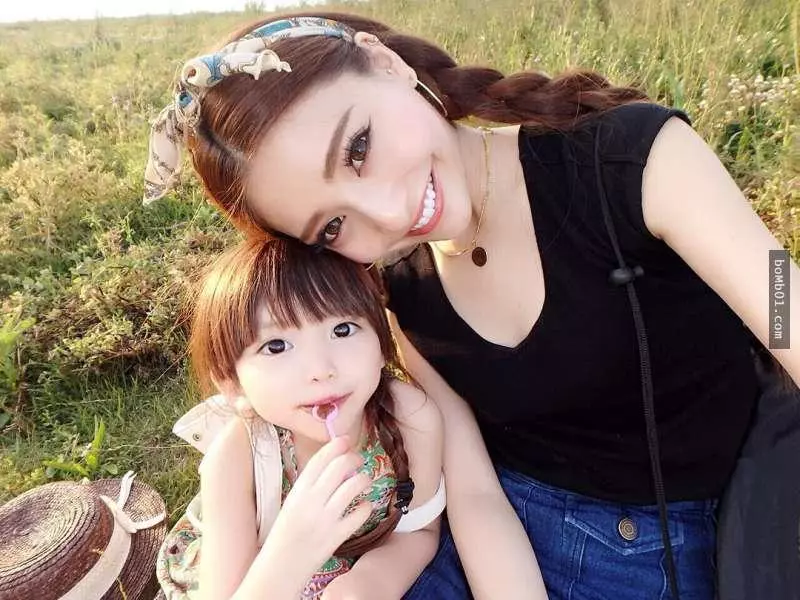 這位比大人還時尚的激萌小蘿莉讓大家都想抱緊處理,但見到「她的超正媽媽」後才認真覺得爸爸有夠幸運!