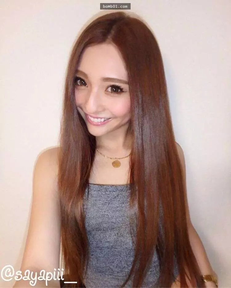 這位比大人還時尚的激萌小蘿莉讓大家都想抱緊處理,但見到「她的超正媽媽」後才認真覺得爸爸有夠幸運!