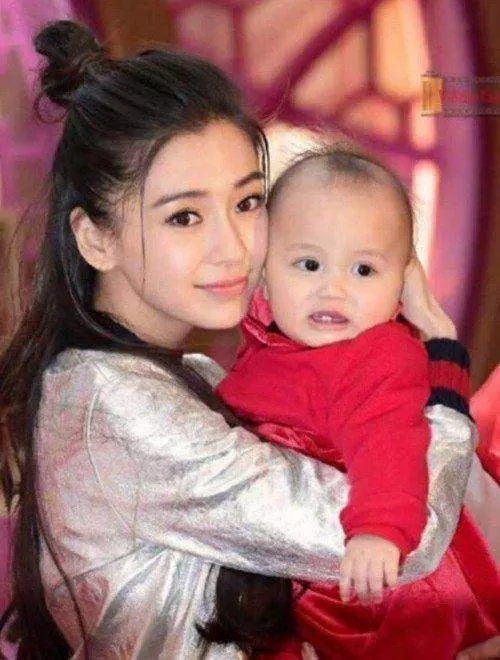 黃曉明首次公開為何會娶菸癮這麼重的baby, 網友聽後炸鍋了!