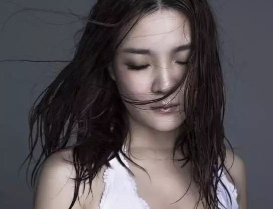 她曾被那英嫌棄長得丑,如今被楊冪捧紅後,美得連那英都認不出了!