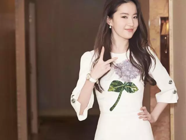 10年前只能給劉亦菲當配角,在片場為劉亦菲打傘的女孩,如今家喻戶曉名氣早已超過她!