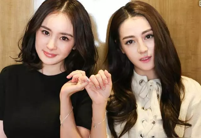 10年前只能給劉亦菲當配角,在片場為劉亦菲打傘的女孩,如今家喻戶曉名氣早已超過她!
