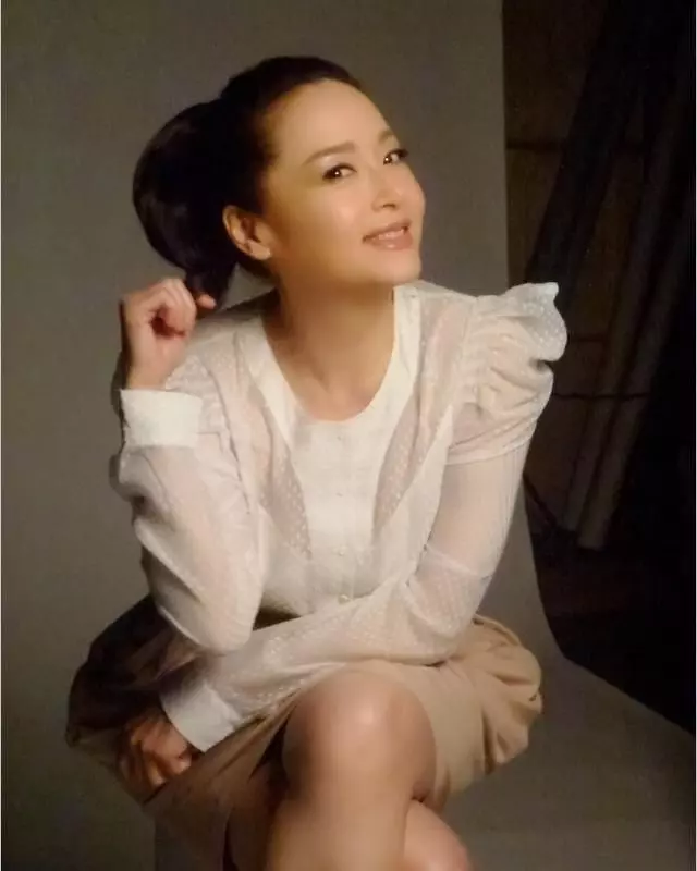 60歲恬妞近照曝光,自然老去的臉美不勝收,33歲女兒卻是個十分孝順的女兒!