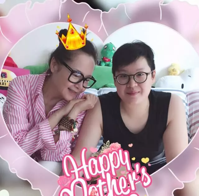60歲恬妞近照曝光,自然老去的臉美不勝收,33歲女兒卻是個十分孝順的女兒!