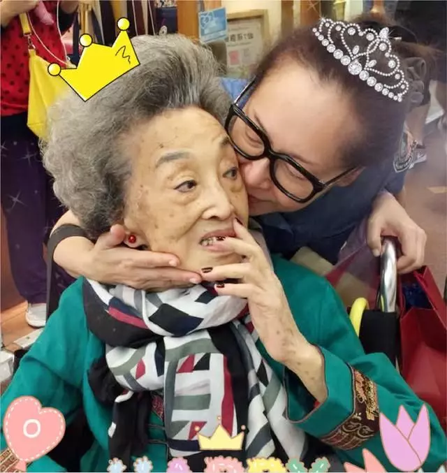 60歲恬妞近照曝光,自然老去的臉美不勝收,33歲女兒卻是個十分孝順的女兒!