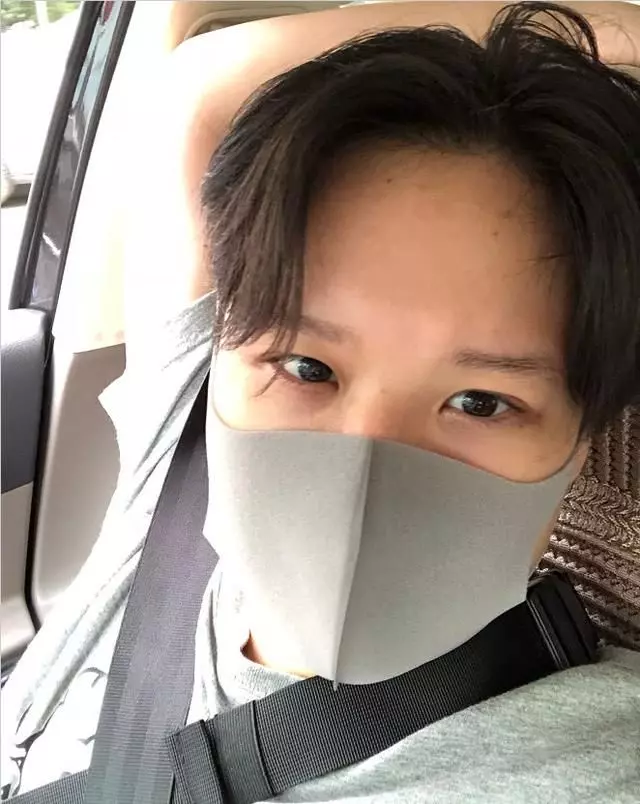 60歲恬妞近照曝光,自然老去的臉美不勝收,33歲女兒卻是個十分孝順的女兒!