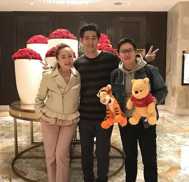 60歲恬妞近照曝光,自然老去的臉美不勝收,33歲女兒卻是個十分孝順的女兒!