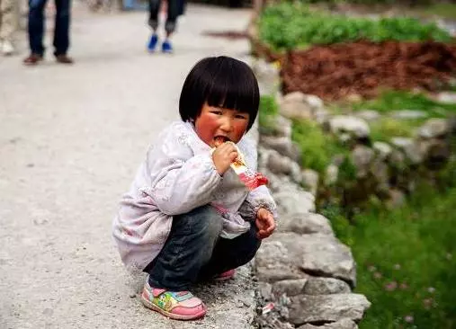 父母離婚爭搶兒子,閨女沒人要,多年後雙雙打臉!