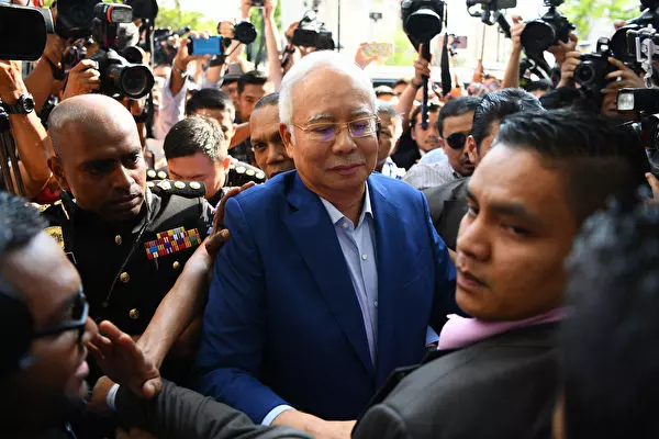 我們の親親好Rosmah去哪兒了? 前首相Najib被控全家都到場支持,唯獨老婆大人在昨天半夜……
