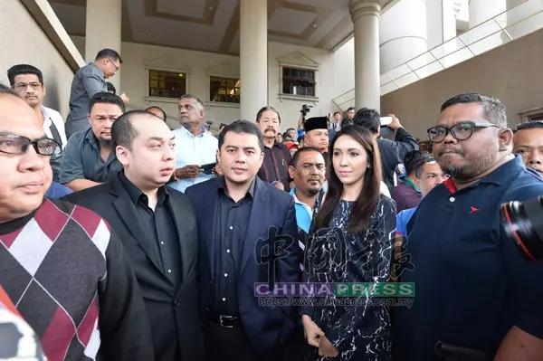 我們の親親好Rosmah去哪兒了? 前首相Najib被控全家都到場支持,唯獨老婆大人在昨天半夜……