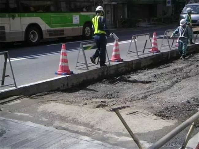 為何「日本馬路很平整」但台灣卻很崎嶇?看了他們「鋪路的手法」瞬間秒懂兩者之間差距有多大!