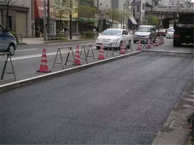 為何「日本馬路很平整」但台灣卻很崎嶇?看了他們「鋪路的手法」瞬間秒懂兩者之間差距有多大!