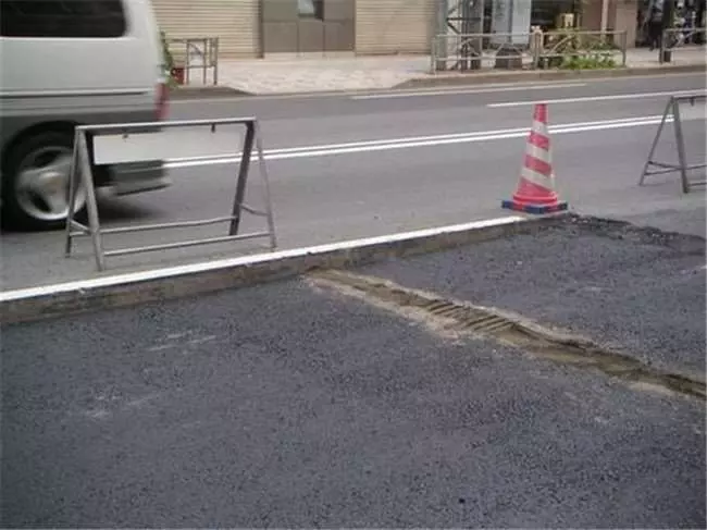為何「日本馬路很平整」但台灣卻很崎嶇?看了他們「鋪路的手法」瞬間秒懂兩者之間差距有多大!