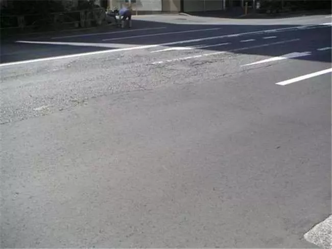 為何「日本馬路很平整」但台灣卻很崎嶇?看了他們「鋪路的手法」瞬間秒懂兩者之間差距有多大!