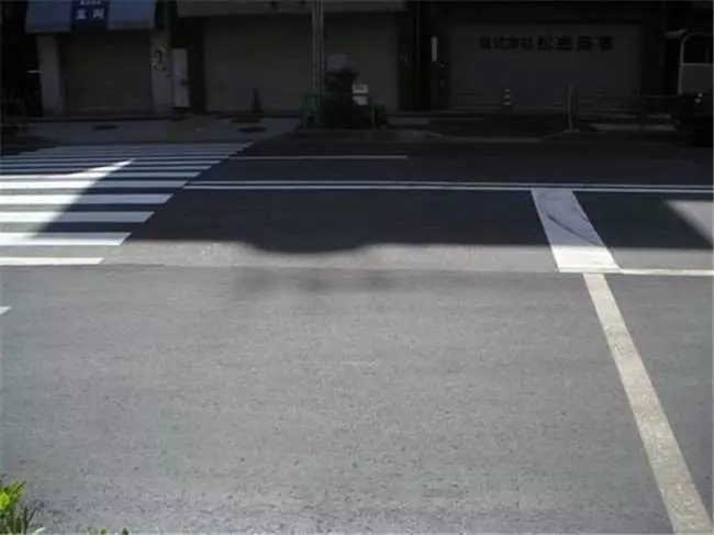 為何「日本馬路很平整」但台灣卻很崎嶇?看了他們「鋪路的手法」瞬間秒懂兩者之間差距有多大!