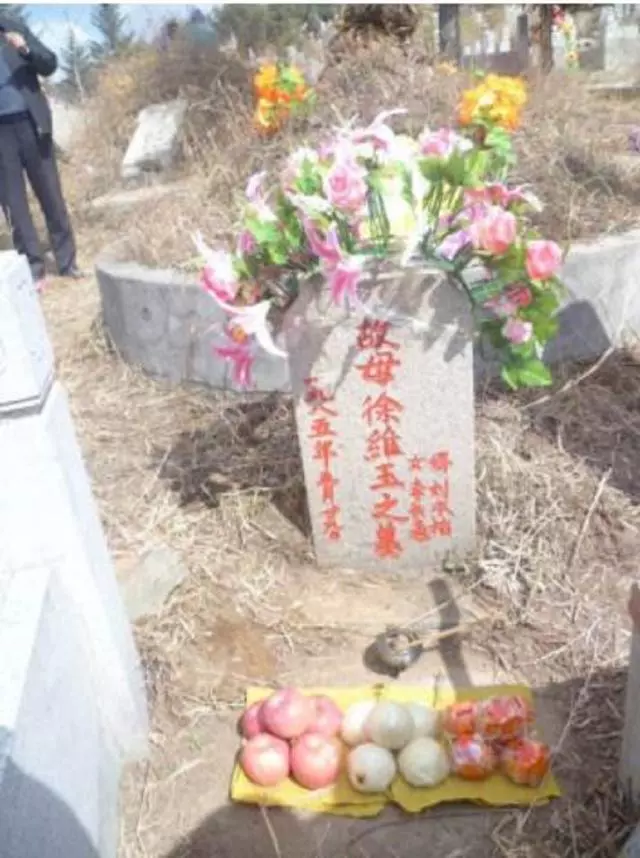 父親每月給姥姥2千,奶奶500,奶奶大鬧,父親含淚說出媽去世真相