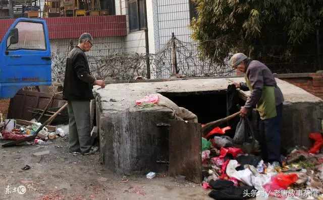 他自稱兒孫滿堂,卻以撿垃圾為生,被流氓毆打後,門外停滿了豪車