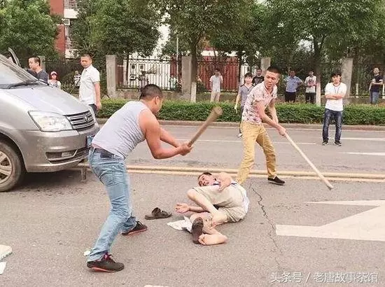 他自稱兒孫滿堂,卻以撿垃圾為生,被流氓毆打後,門外停滿了豪車
