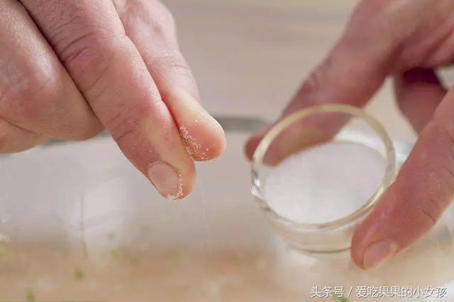 燒菜時在什麼時候放鹽最好?大廚教您,不怕「沒味兒」身體還健康