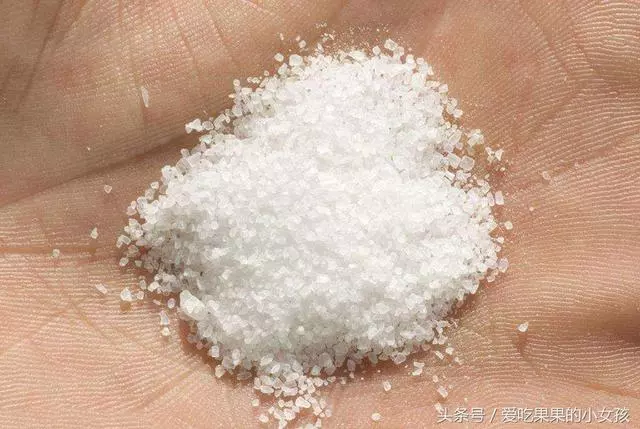 燒菜時在什麼時候放鹽最好?大廚教您,不怕「沒味兒」身體還健康