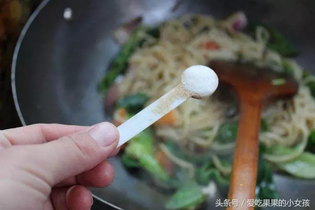 燒菜時在什麼時候放鹽最好?大廚教您,不怕「沒味兒」身體還健康