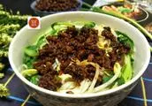 燒菜時在什麼時候放鹽最好?大廚教您,不怕「沒味兒」身體還健康