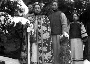 夫婦收養了一個清朝老宮女,臨死給一東西,後經鑑定價值800000000, 發大財了!閃文推薦
