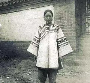 夫婦收養了一個清朝老宮女,臨死給一東西,後經鑑定價值800000000, 發大財了!閃文推薦