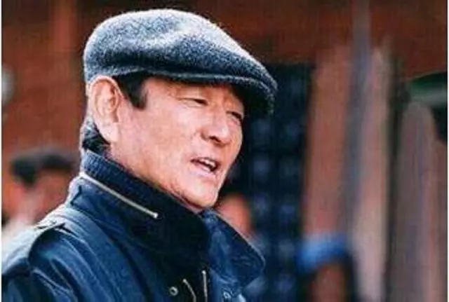 父親去世,老大老二搶房搶地,小兒抱遺像離開,擦遺像時驚喜來了