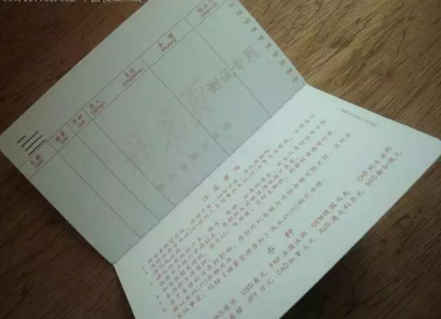 父親去世,老大老二搶房搶地,小兒抱遺像離開,擦遺像時驚喜來了