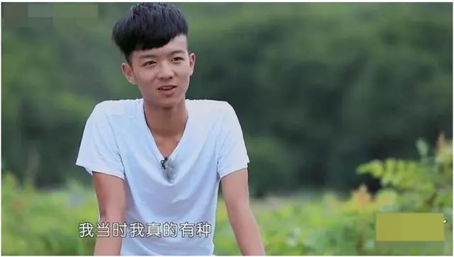 父親去世,老大老二搶房搶地,小兒抱遺像離開,擦遺像時驚喜來了