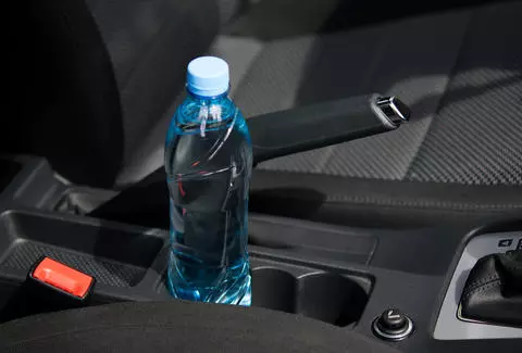 嚴重警告!千萬不要留礦泉水在車內!否則車子隨時報廢!