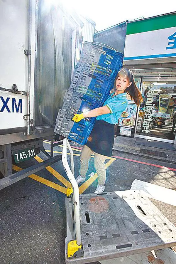 大學畢業駕貨車 美女開車搬貨為樂
