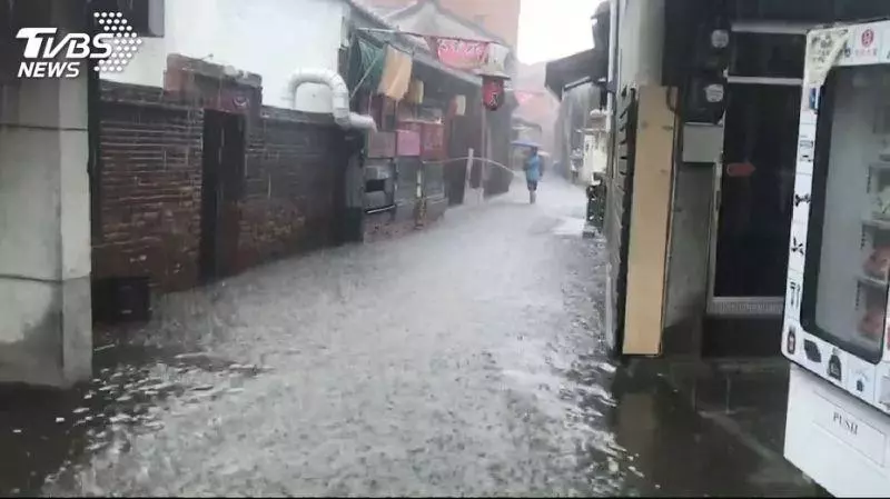 鹿港暴雨老街變小溪「魚群揪團閒逛」 知名老店「天花板下瀑布」氣象局:這只是一開始
