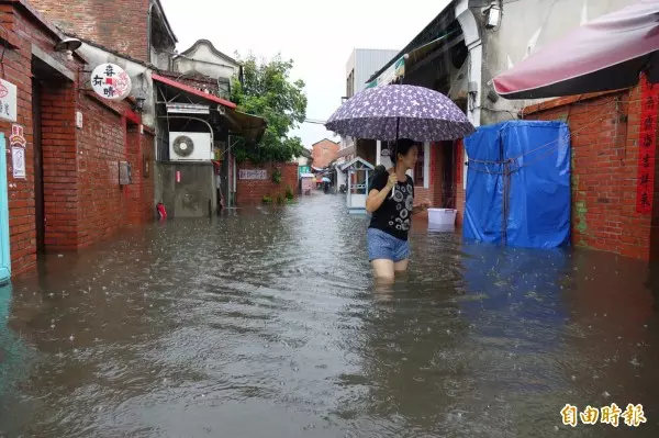 鹿港暴雨老街變小溪「魚群揪團閒逛」 知名老店「天花板下瀑布」氣象局:這只是一開始