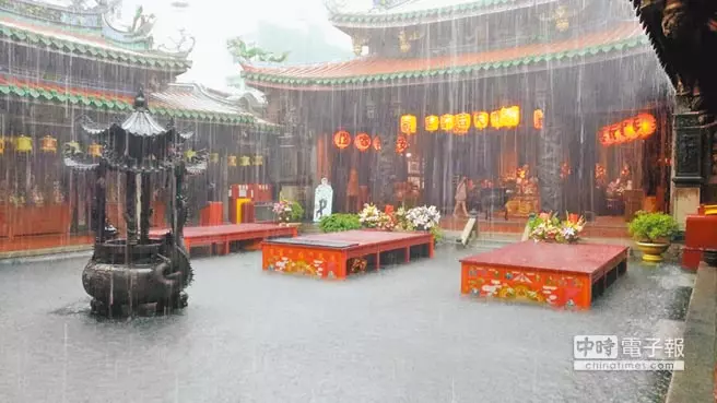 鹿港暴雨老街變小溪「魚群揪團閒逛」 知名老店「天花板下瀑布」氣象局:這只是一開始