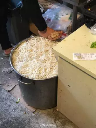 外賣店員工爛腳踩米線,鼻涕扔進食物中,網友看了很想吐!公司仍沒被處罰!