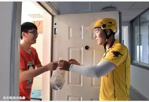 外賣店員工爛腳踩米線,鼻涕扔進食物中,網友看了很想吐!公司仍沒被處罰!