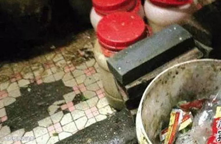 外賣店員工爛腳踩米線,鼻涕扔進食物中,網友看了很想吐!公司仍沒被處罰!