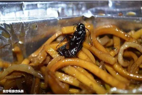 外賣店員工爛腳踩米線,鼻涕扔進食物中,網友看了很想吐!公司仍沒被處罰!