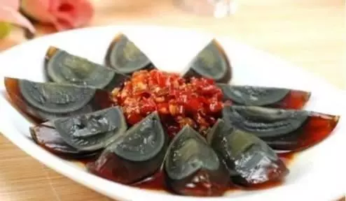 切皮蛋時,蛋黃怎樣才不會粘在刀上?涼菜師傅教你一招搞定