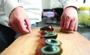 切皮蛋時,蛋黃怎樣才不會粘在刀上?涼菜師傅教你一招搞定