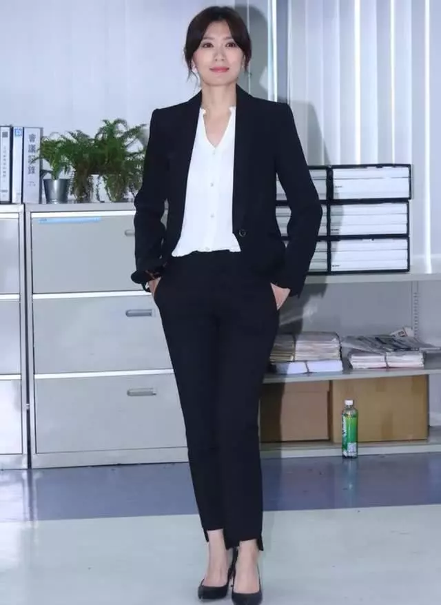 賈靜雯簡直了,裙子短到盡頭還敢穿,全程用礦泉水瓶子遮下面!