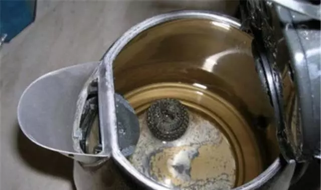 熱水壺內壁水垢髒髒難清除?教你幾個實用的土方法,水垢自動脫落